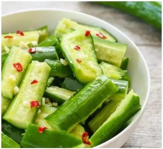 娱乐圈吃瓜里的凉菜是什么意思,吃瓜群众热议的“凉菜”究竟何意？